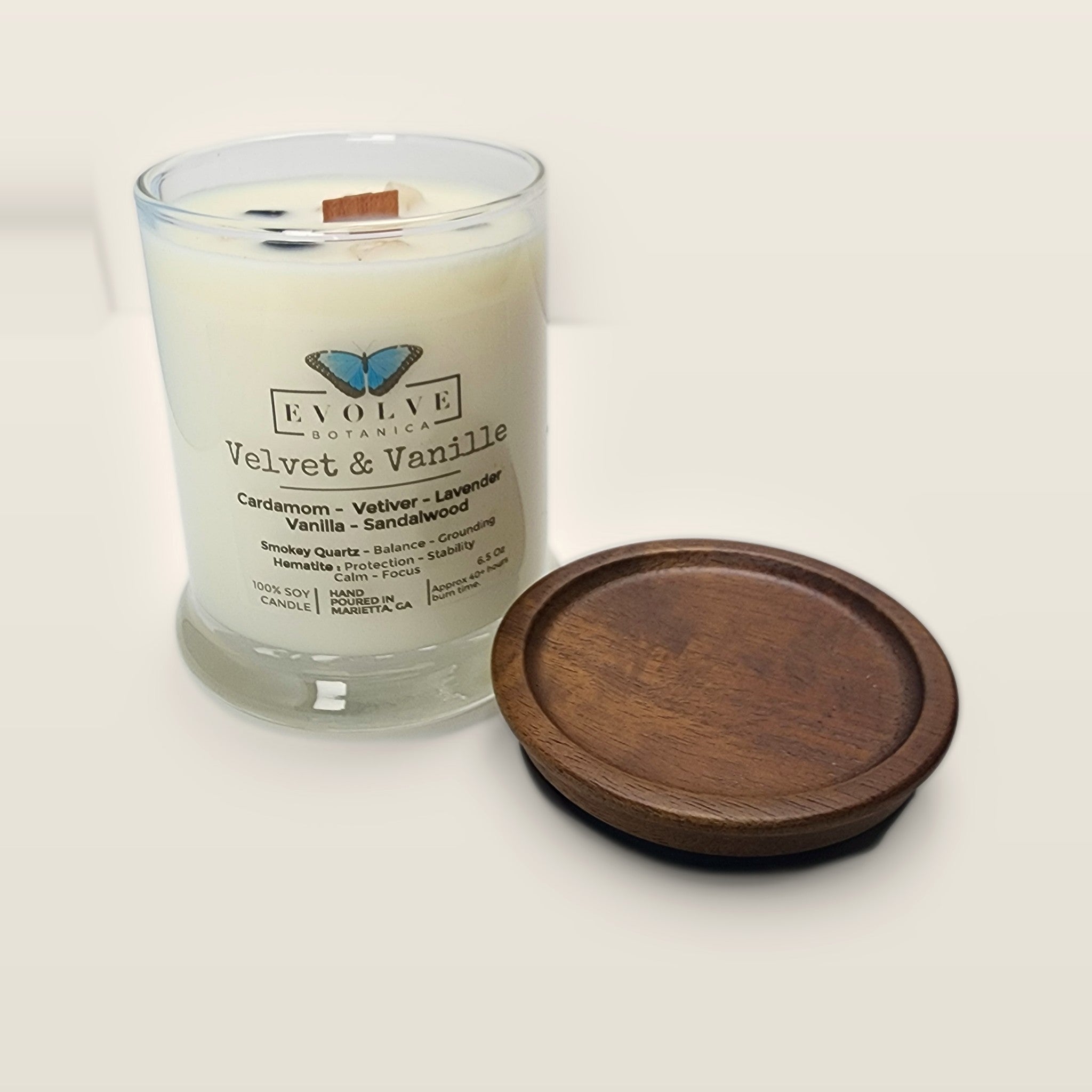 Evolve Botanica Velvet & Vanille 6.5 oz soy sipper candle open with wood lid and crystals