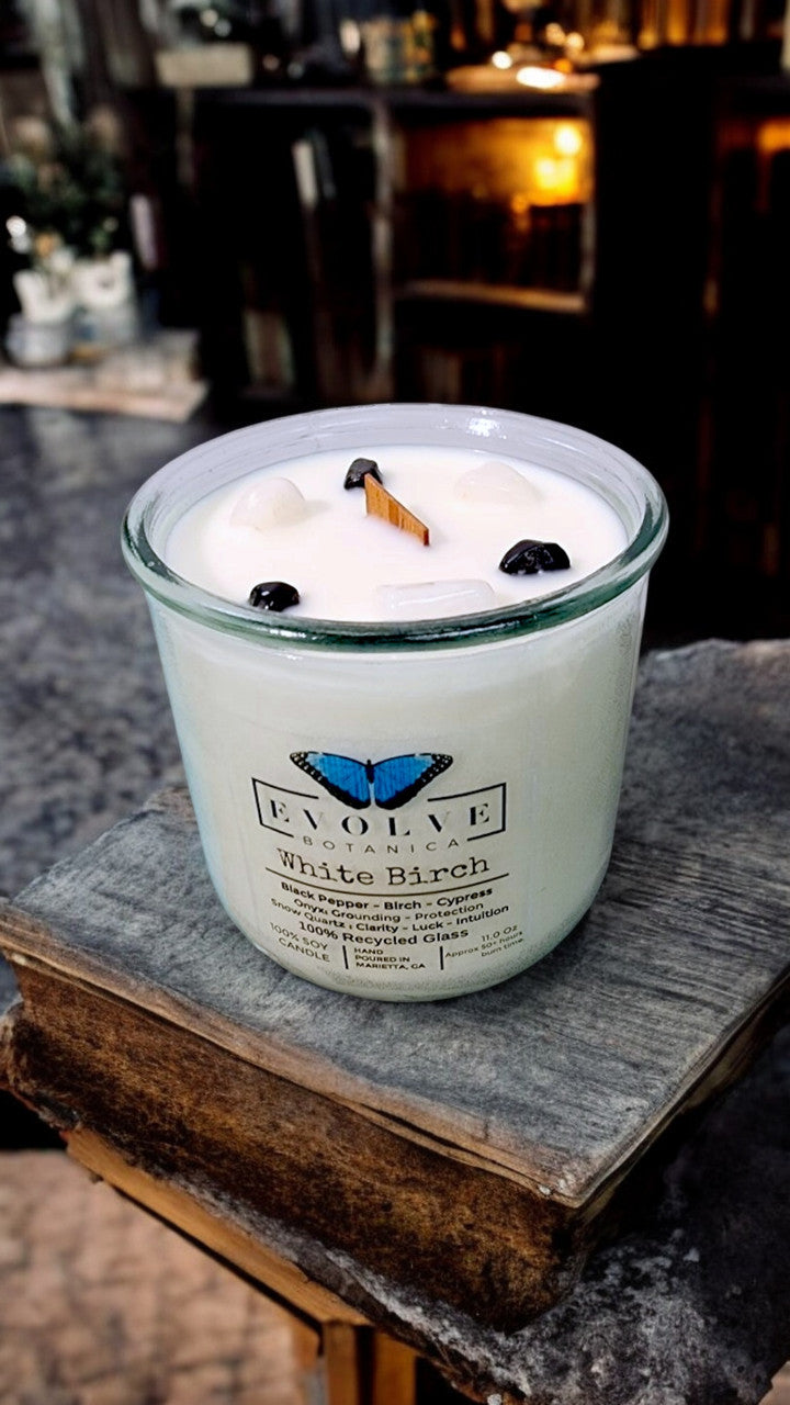 White Birch Rocks candle side view showing Snow Quartz & Onyx crystals